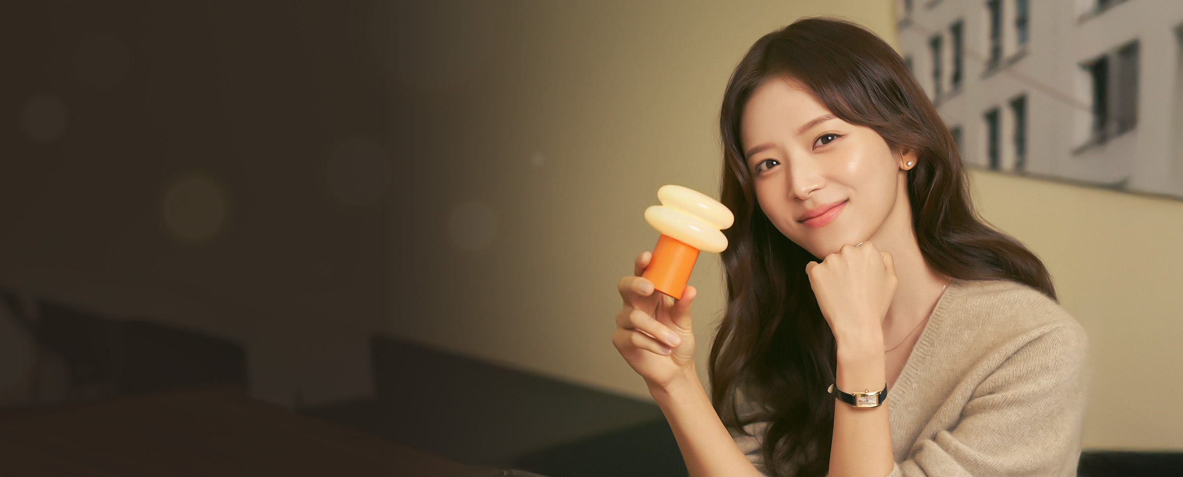 조명을 들고 있는 김지영